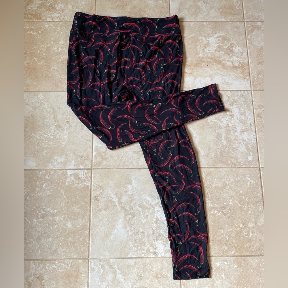 🌶 Lularoe size TC2 leggings, sizes 18-26. Black with rare chili pepper print.
